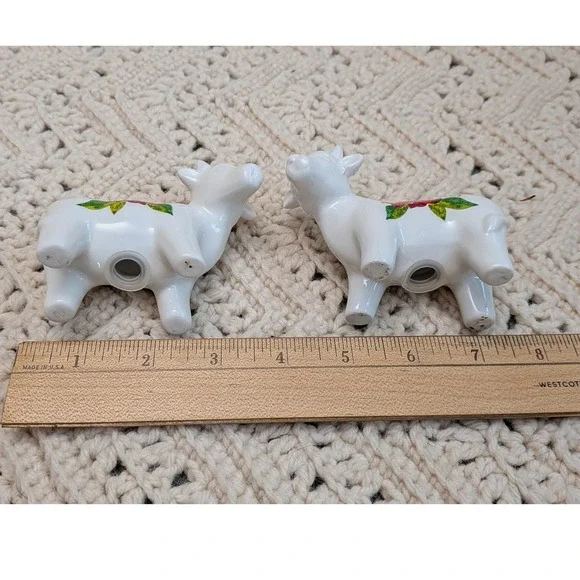 Vintage Style White Ceramic Cow Salt and Pepper Shakers Red Floral Farmhouse Set - Picture 4 of 6